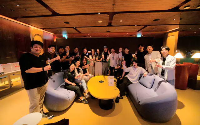 The entrepreneurs cohort together in the lounge after class